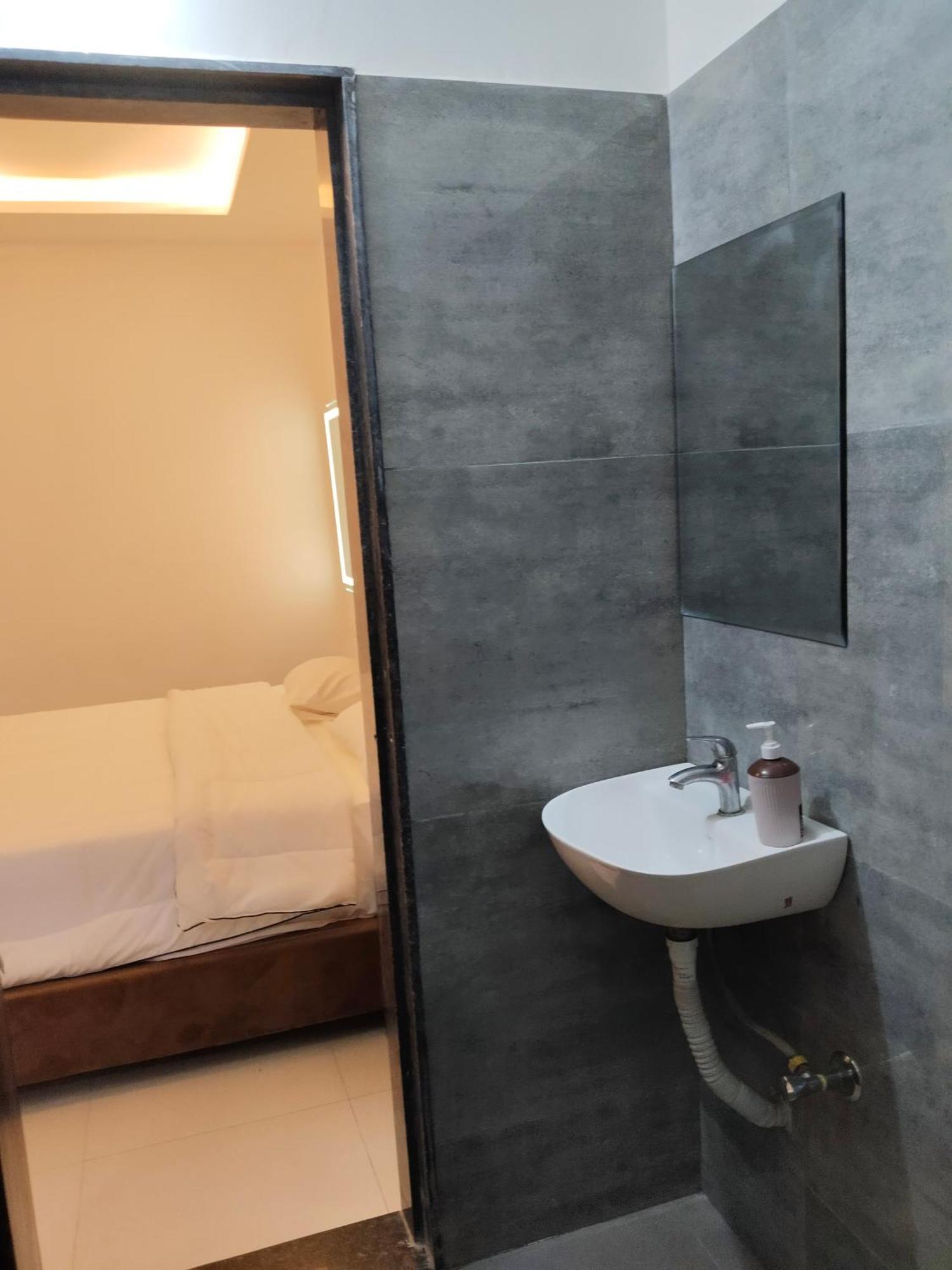 אינדורה Hotel Kiwi Inn Vijaynagar Scheme 78 מראה חיצוני תמונה