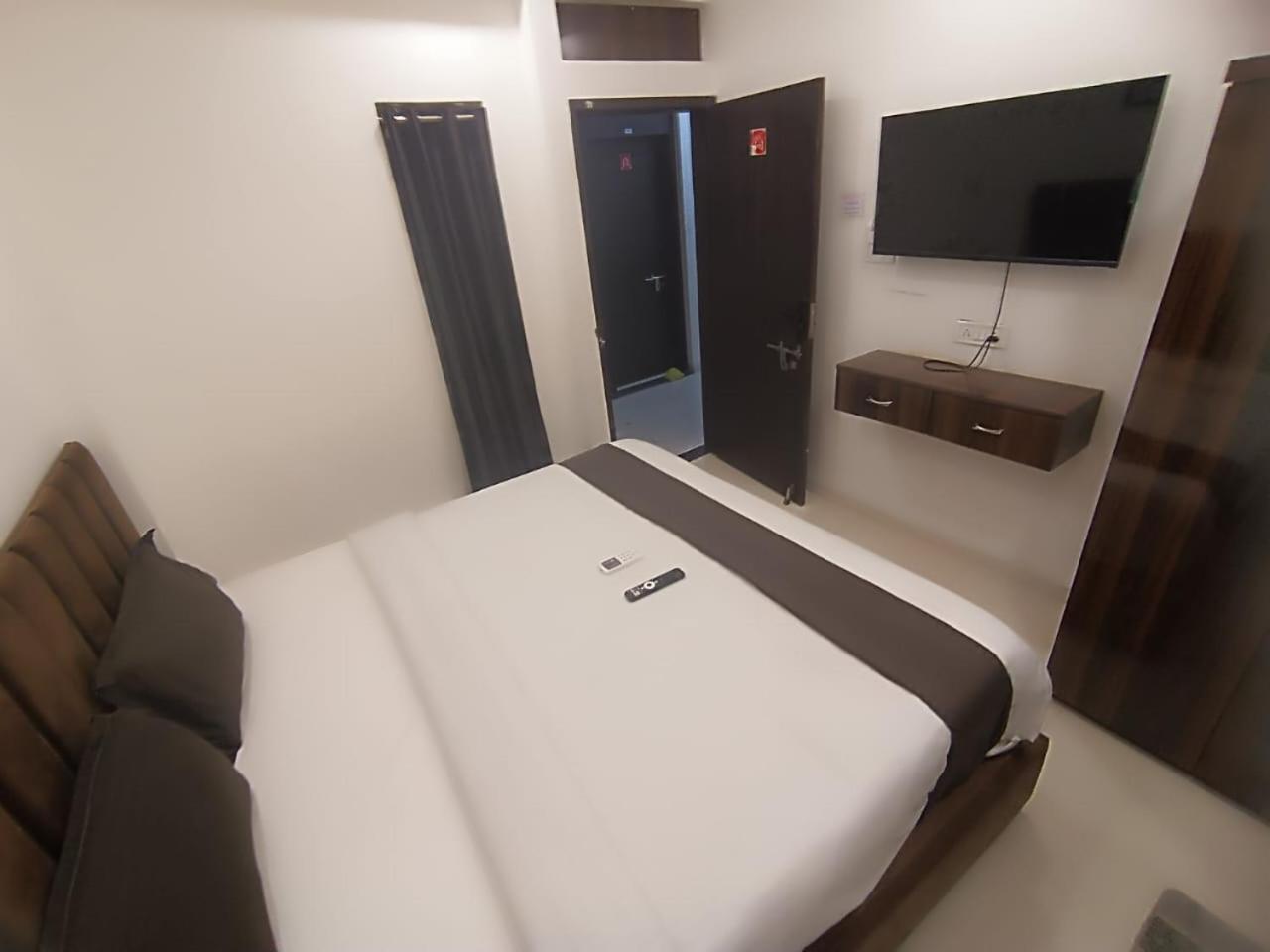 אינדורה Hotel Kiwi Inn Vijaynagar Scheme 78 מראה חיצוני תמונה