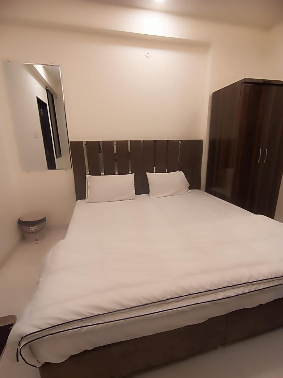 אינדורה Hotel Kiwi Inn Vijaynagar Scheme 78 מראה חיצוני תמונה