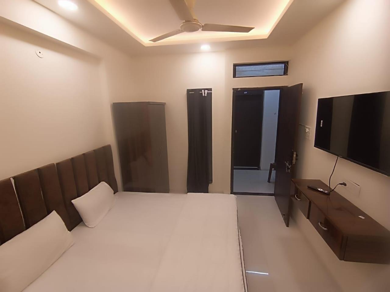 אינדורה Hotel Kiwi Inn Vijaynagar Scheme 78 מראה חיצוני תמונה
