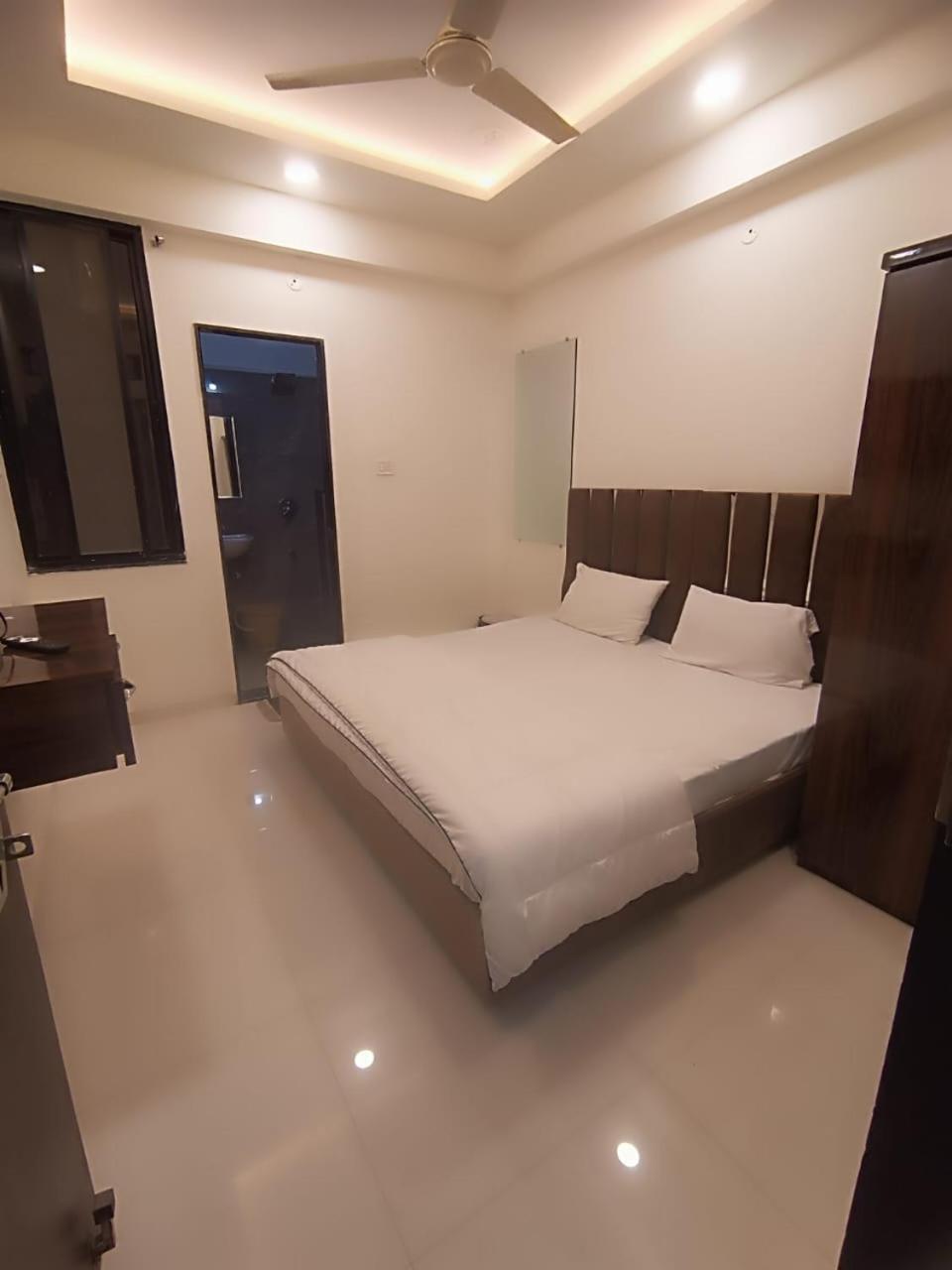 אינדורה Hotel Kiwi Inn Vijaynagar Scheme 78 מראה חיצוני תמונה