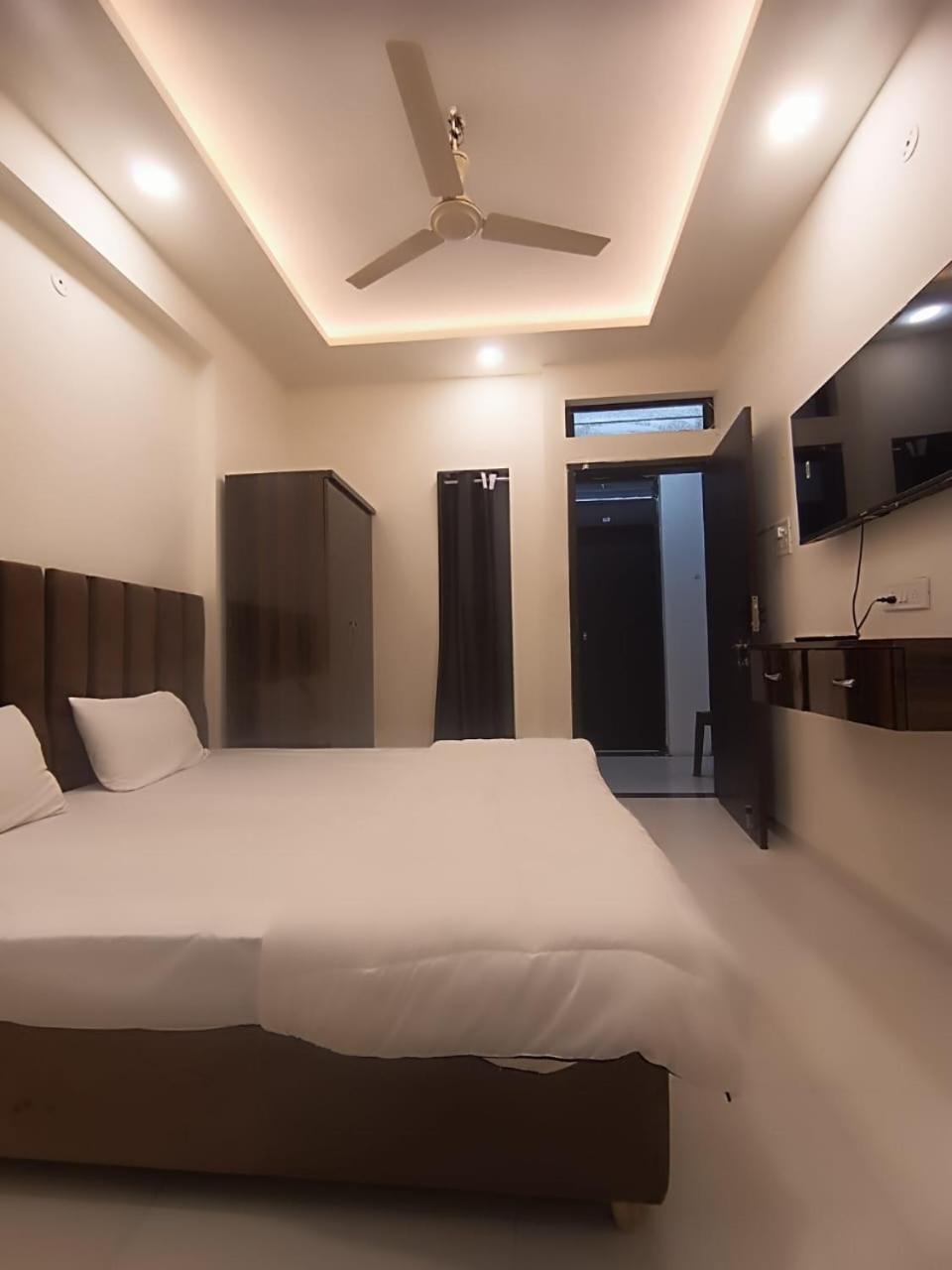 אינדורה Hotel Kiwi Inn Vijaynagar Scheme 78 מראה חיצוני תמונה