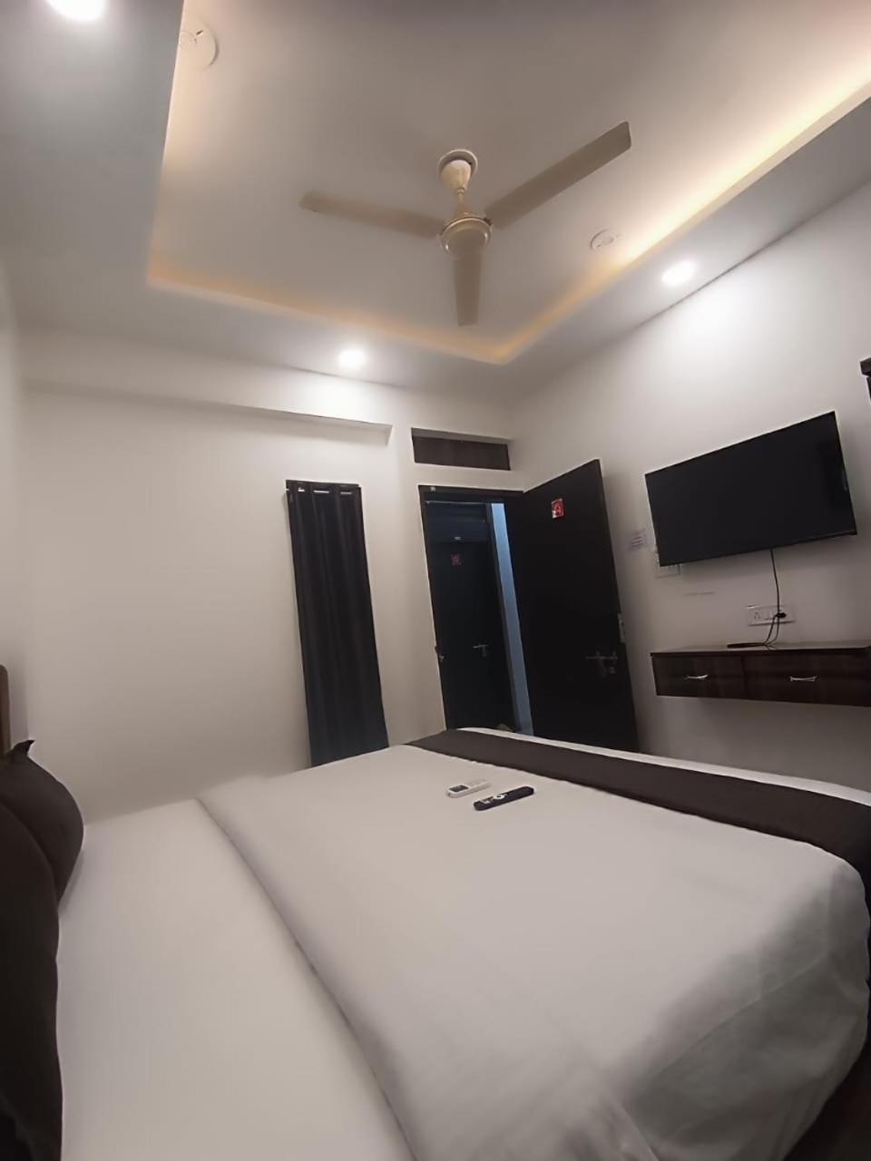 אינדורה Hotel Kiwi Inn Vijaynagar Scheme 78 מראה חיצוני תמונה