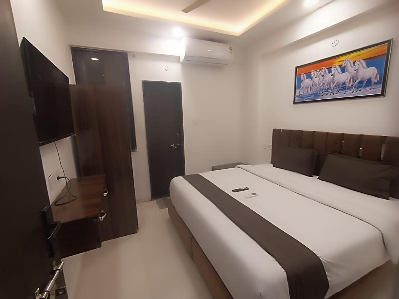 אינדורה Hotel Kiwi Inn Vijaynagar Scheme 78 מראה חיצוני תמונה